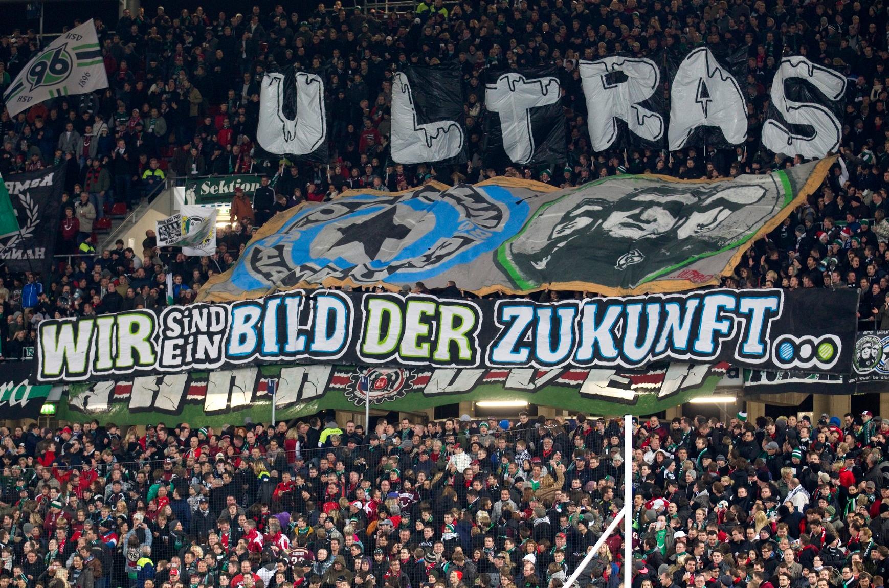 Bei den Ultra-Gruppen (hier die Fans von Hannover 96) im Land sorgen die Berichte über V-Männer in den Fanszenen seit geraumer Zeit für Aufsehen. Die Piraten-Fraktion im Landtag von Nordrhein-Westfalen ist mit dem Vorgehen in NRW nicht einverstanden.
