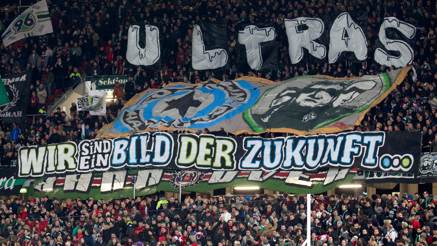Bei den Ultra-Gruppen (hier die Fans von Hannover 96) im Land sorgen die Berichte über V-Männer in den Fanszenen seit geraumer Zeit für Aufsehen. Die Piraten-Fraktion im Landtag von Nordrhein-Westfalen ist mit dem Vorgehen in NRW nicht einverstanden.