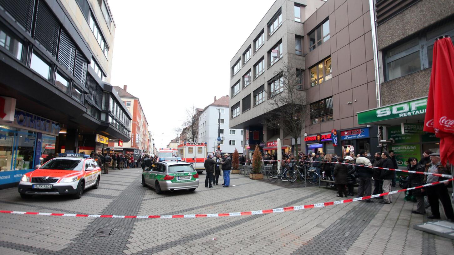 Der Mann, der im Januar 2013 einen 27-Jährigen am Aufseßplatz mit dem Messer tötet, wurde zu lebenslanger Haft wegen Mordes verurteilt.