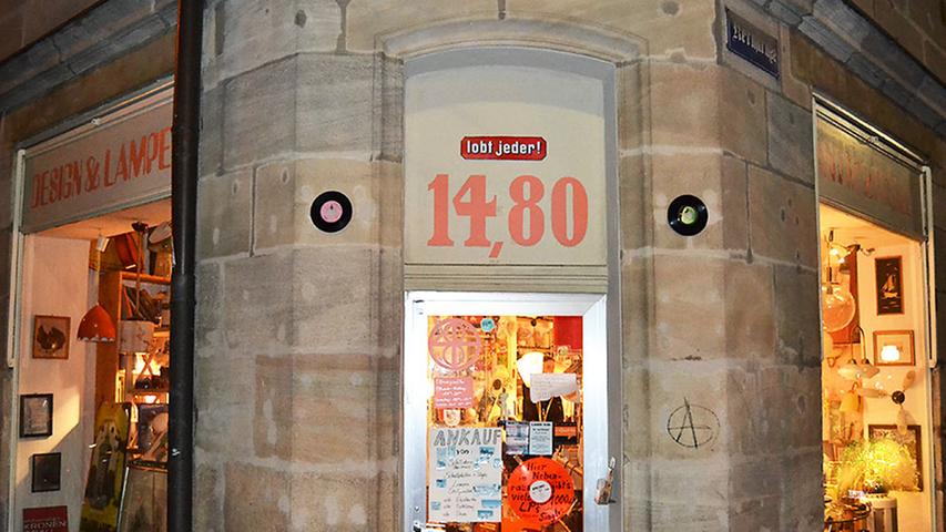 Retro-Fans werden in der Nürnberger Kernstraße 32, im "14,80" fündig. Inhaber Marcus verkauft hier nicht nur Platten, sondern auch Lampen und allerlei anderes Nützliches und Nostalgisches.
