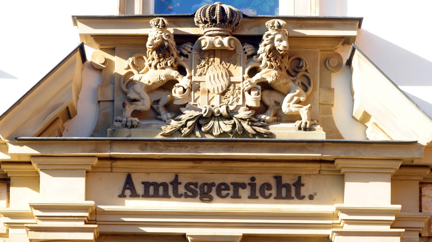 Der Mann erschien vor dem Amtsgericht Forchheim bewusst mit dem Tattoo. Der Mann erschien vor dem Amtsgericht Forchheim bewusst mit dem Tattoo.