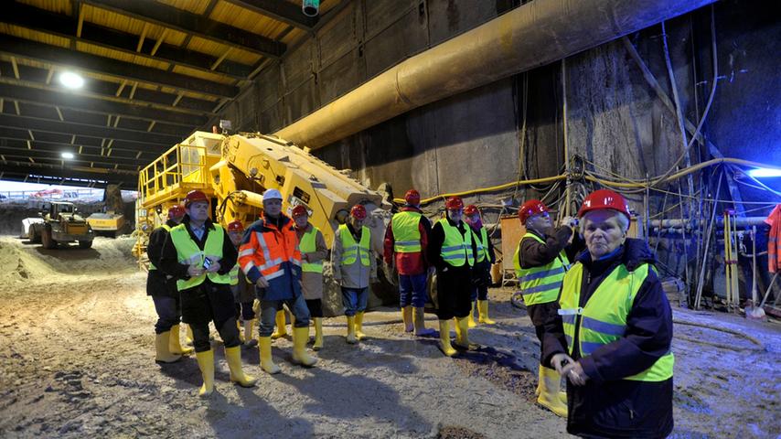 In Begleitung von Vertretern des U-Bahnbauamts der Stadt verfolgen die Bürger die Arbeiten im Untergrund.