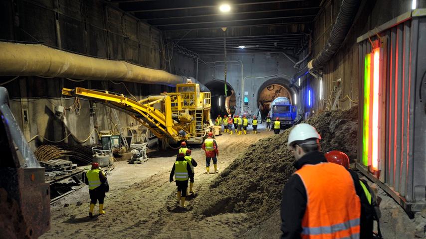 Derzeit läuft der Tunnelvortrieb. In einem Drei-Schichtbetrieb wird werktags rund um die Uhr auf der Baustelle gearbeitet.