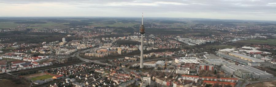 "Eine Ballonfahrt, die ist lustig, eine Ballonfahrt, die ist schön... " Der Lokalredakteur Alexander Brock hat Nürnberg aus der Vogelperspektive fotografiert. Gleich ins Auge aus luftiger Höhe fällt der 318 Meter hohe Fernmeldeturm, das höchste Bauwerk Bayerns.