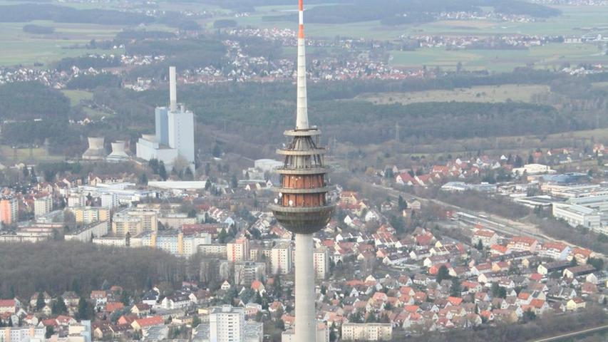 Fernsehtürme sind an sich schon Riesen, doch Nürnbergs Fernmeldeturm gehört zur Spitzenklasse der Giganten. Im ganzen Bundesgebiet gibt es nur zwei Bauwerke seiner Art, die ihn überragen. 292,80 Meter misst der 1980 fertiggestellte Turm.