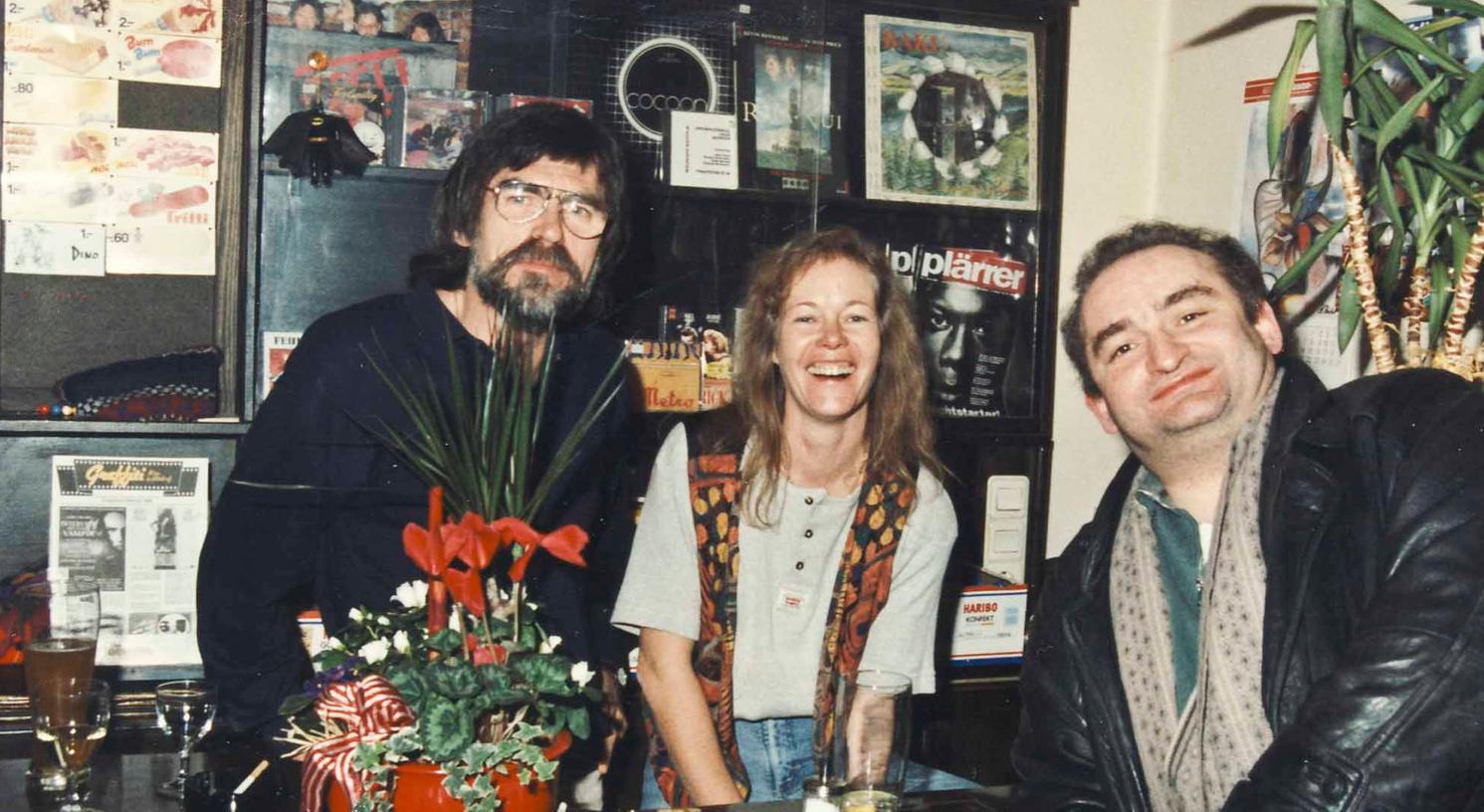 Diese Zeiten sind endgültig vorbei: Thekengespräche der Wirtsleute Bernd und Eva Heinlein mit Kabarettisten, die im Graffiti auftraten, hier mit Sigi Zimmerschied 1995. Seit Monaten ist die Kinokneipe geschlossen. Diese Zeiten sind endgültig vorbei: Thekengespräche der Wirtsleute Bernd und Eva Heinlein mit Kabarettisten, die im Graffiti auftraten, hier mit Sigi Zimmerschied 1995. Seit Monaten ist die Kinokneipe geschlossen.
