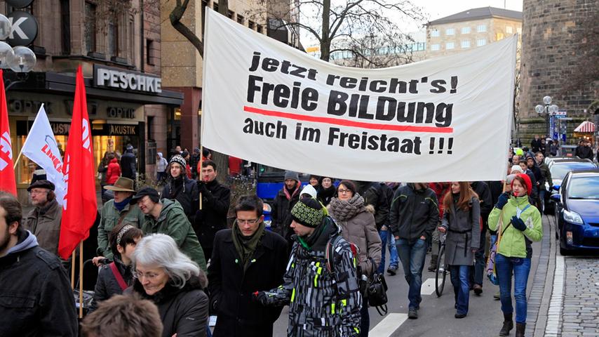 Unter dem Motto "Nein zu Studiengebühren" maschierten mehrere hundert Demonstranten durch die Nürnberger Innenstadt. Sie werben für ein Volksbegehren, welches Bayern studiengebührenfrei machen soll.