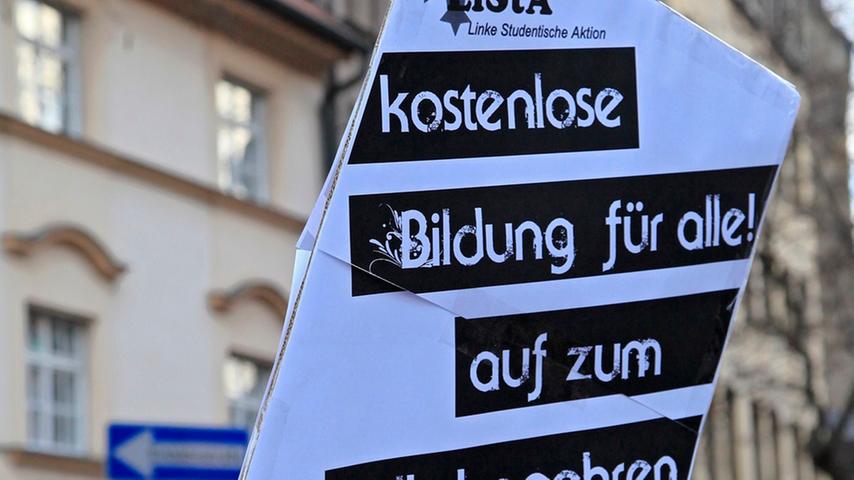 Um das Volksbegehren "Nein zu Studienbeiträgen in Bayern" auf den Weg zu bringen waren vorab 30.000 Unterschriften notwendig. Die wurden im vergangenen Sommer erfolgreich gesammelt.