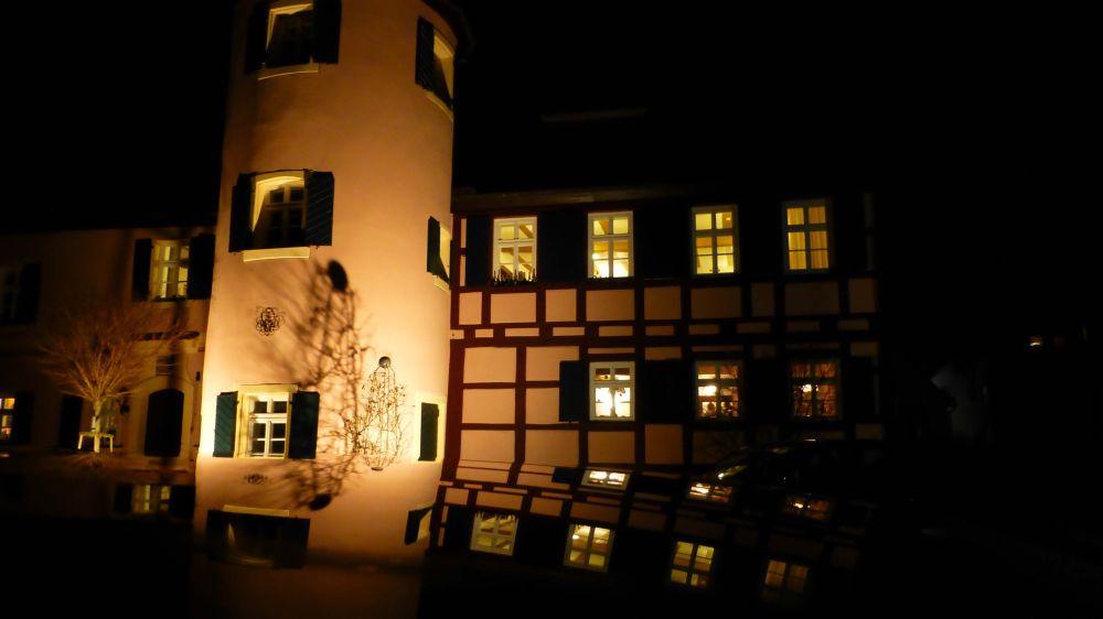 Im Rockenbacher Landschlösschens hat sich Donnerstagnacht ein Drama abgespielt. Ein 22-Jähriger starb, nachdem er aus dem Fenster gefallen war.