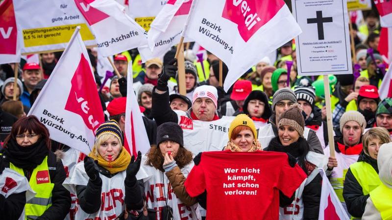 In mehreren Betrieben des Energiekonzerns Eon haben am Montag Warnstreiks begonnen. Die Gewerkschaft Verdi will mit den ganztägigen Aktionen ihre Forderung nach deutlich mehr Geld für die Beschäftigten untermauern.