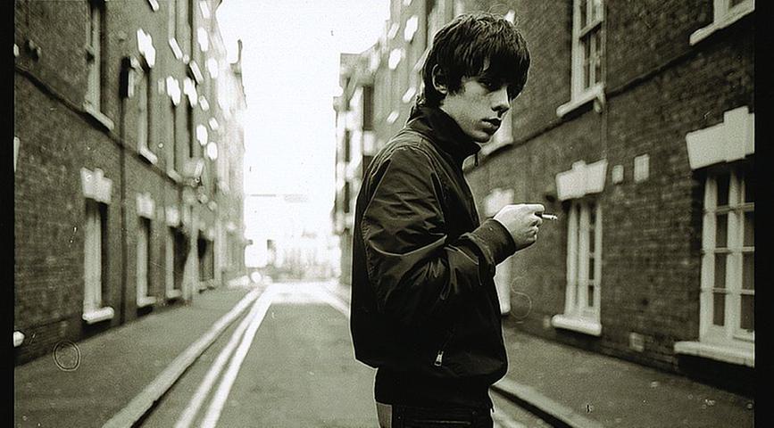 Der 1994 geborene Singer-Songwriter trat mit 17 Jahren, auf der Bühne der BBC, beim Glastonbury Festival auf.  Seine Musik ist von Bob Dylan, Oasis, The Beatles, Jimi Hendrix und Donovan beeinflusst. Hier geht's zum Bandporträt von Jake Bugg.