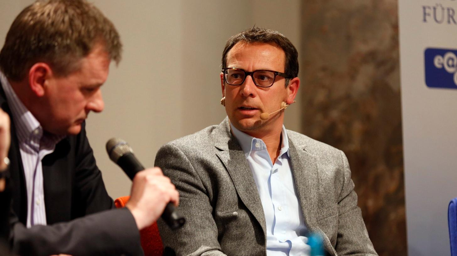 Martin Bader (rechts) mit Moderator Jörg Jakob vom "kicker" bei der Podiumsdiskussion zu "Fans und Sicherheit in deutschen Stadien" bei der Deutschen Akademie für Fußballkultur.  Er hält das Nürnberger Fanprojekt für personell unterbesetzt.