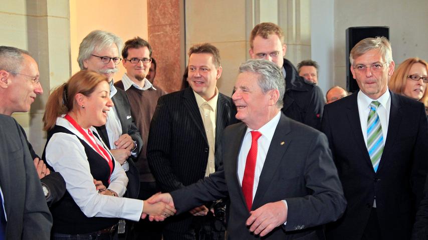 Nach dem kurzen Statement begrüßte Gauck einige Mitarbeiter, dann ging es zum Gespräch hinter verschlossenen Türen.