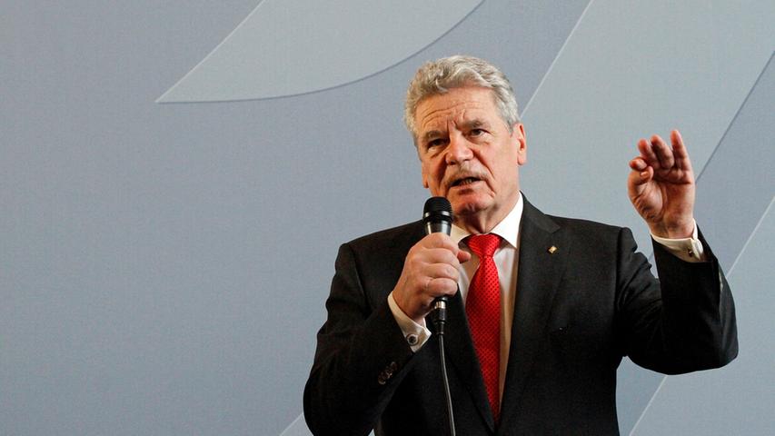 ...ergriff Gauck das Wort und appellierte an die anwesenden Mitarbeiter des Bundesministeriums, für Flüchtlinge die gleiche Willkommenskultur zu etablieren, die sie ihm gegenüber zeigten.