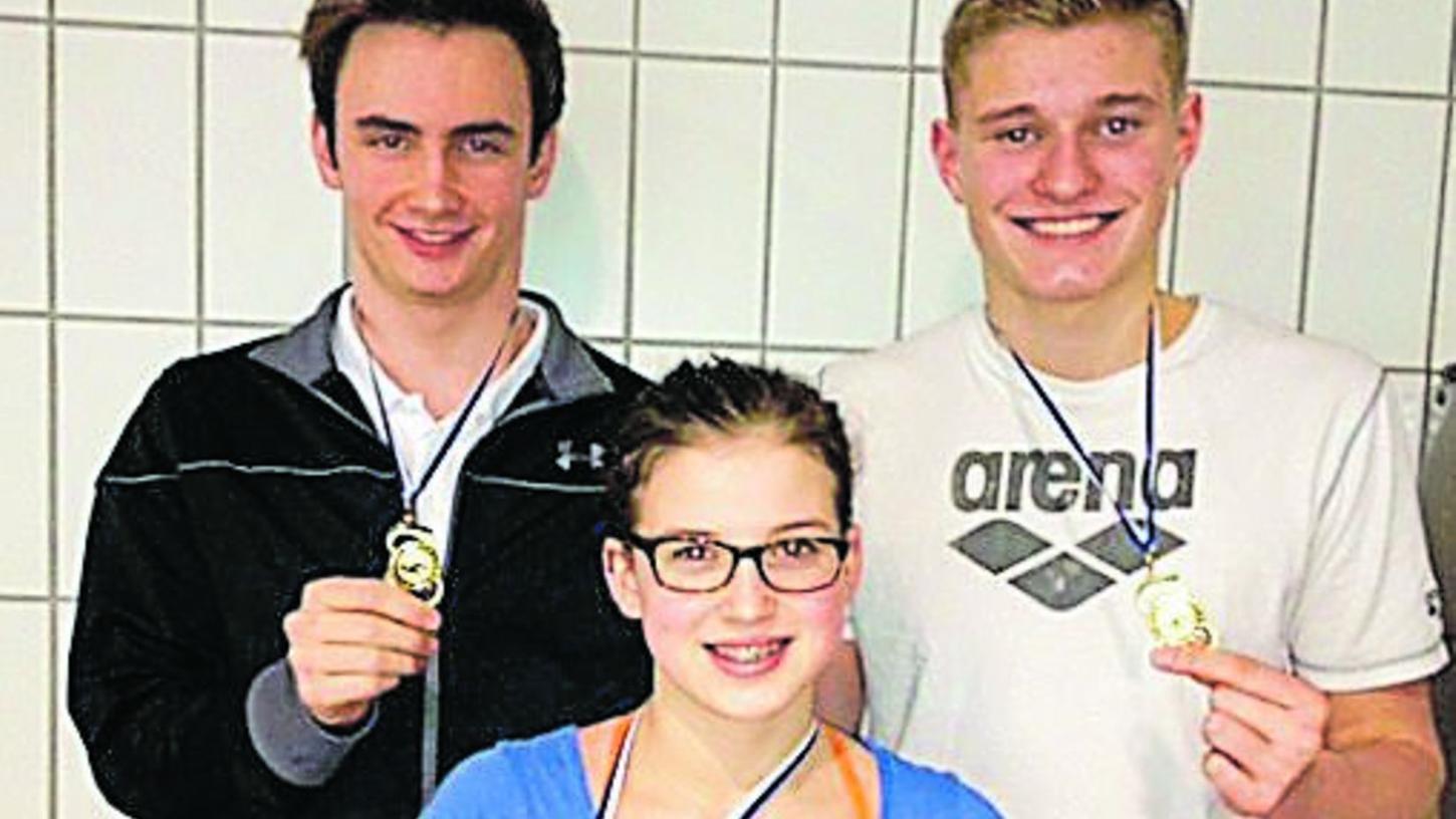 Gewinner-Trio: Jonas Gutzat, Marie Graf und Konstantin Walter (v.l., SSG Erlangen) präsentieren ihre Medaillen. Gewinner-Trio: Jonas Gutzat, Marie Graf und Konstantin Walter (v.l., SSG Erlangen) präsentieren ihre Medaillen.