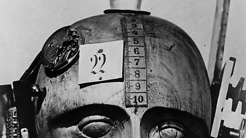 Mit "Mechanischer Kopf. Der Geist unserer Zeit" (um 1919/20) schuf Raoul Hausmann eine Dada-Ikone: Der Mensch als in ein normatives System eingspanntes Konstrukt, dem widerstamdslos alles "eingetrichtert" werden kann.