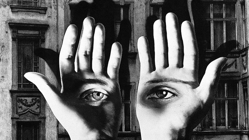 "Einsamer Großstädter" nannte der Bauhauslehrer Herbert Bayer sein "Selbstporträt" von 1932. In der Fotomontage schwebt ein magisch beleuchtetes Händepaar vor der tristen Fassade einer Berliner Mietskaserne. Die seitenverkehrt in die Hände implantierten Augen verweisen auf eine zerrissene Psyche, die nach Ansicht der Surrealisten zu besonderer Kreativität befähigte. Zugleich gilt das isolierte Augenpaar als Chiffre der Selbsterforschung.