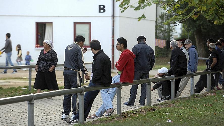 In der Zentralen Erstaufnahmeeinrichtung für Flüchtlinge in Zirndorf, die zeitweise stark überfüllt war, warten Menschen auf ihr Asylverfahren. (Symbolbild)