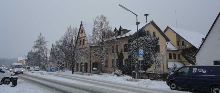 ... und Häuser - hier das Rathaus - von einer weißen Schneedecke überzogen.