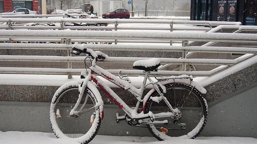Einsam stand dieses schneebedeckte Fahrrad am Fürther U-Bahnhof Stadthalle.