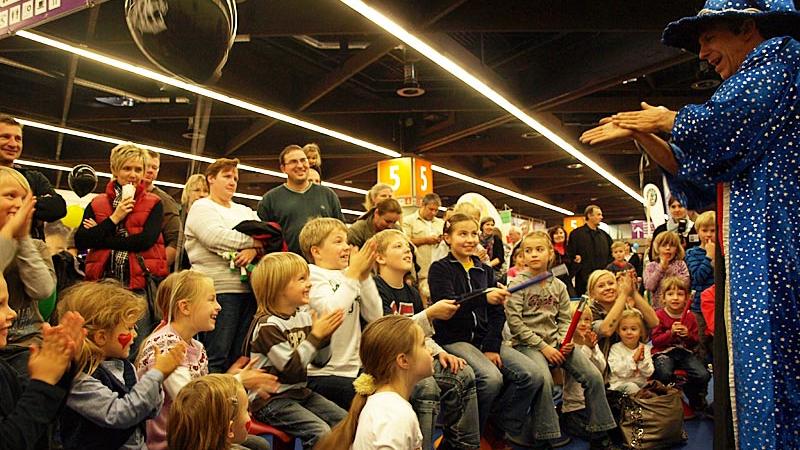 Im Aktionsbereich "Consumenta Kids" faszinierte der Zauberer sein Publikum.