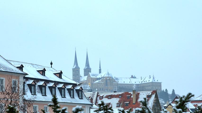 Etwas weniger Schnee gab es in Bamberg - der Michaelsberg bietet trotzdem einen malerischen Anblick.