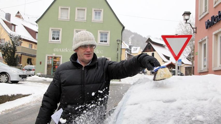 Ohne Schneekratzen konnte sich niemand auf den Weg zur Arbeit machen - wie hier in Muggendorf.