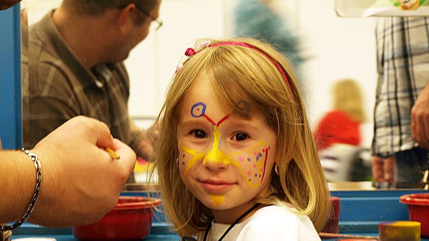 Anderen Kindern machte die Farbe im Gesicht mehr Freude - sie ließen sich beim Kinderschminken bunt verzieren.