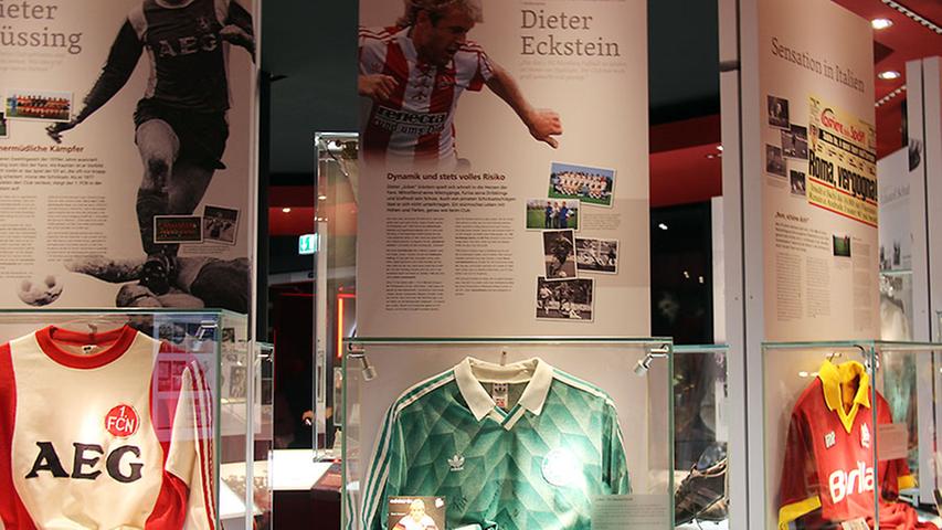 Auch das Nationalmannschaftstrikot von Club-Stürmer Dieter Eckstein. In 135 Partien für den FCN erzielte der Angreifer 51 Tore. In der DFB-Elf lief Eckstein sieben Mal auf und konnte einen Treffer verbuchen.
