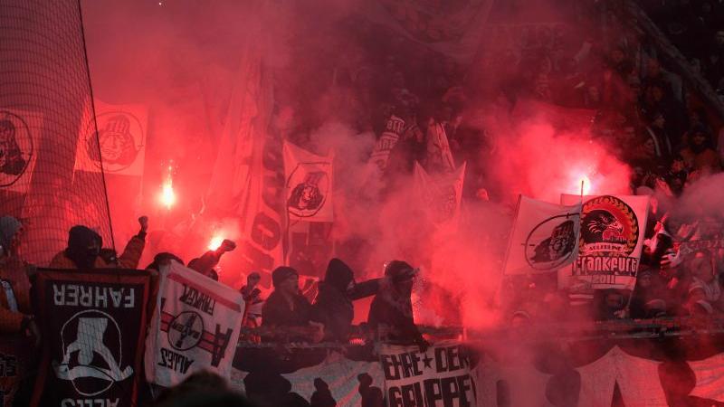 Pyro - Frankfurter Fans sorgen für Spielunterbrechung