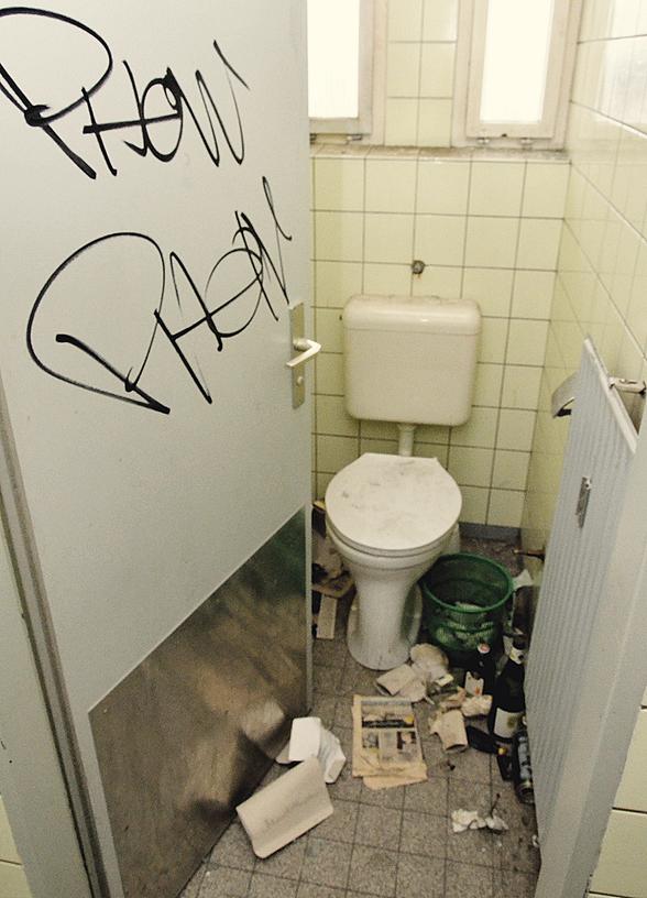 Auf dem Nürnberger Westfriedhof stinken die Toiletten nach Urin. Der Verwaltung ist das Problem bekannt. (Symbolfoto: Toilette)