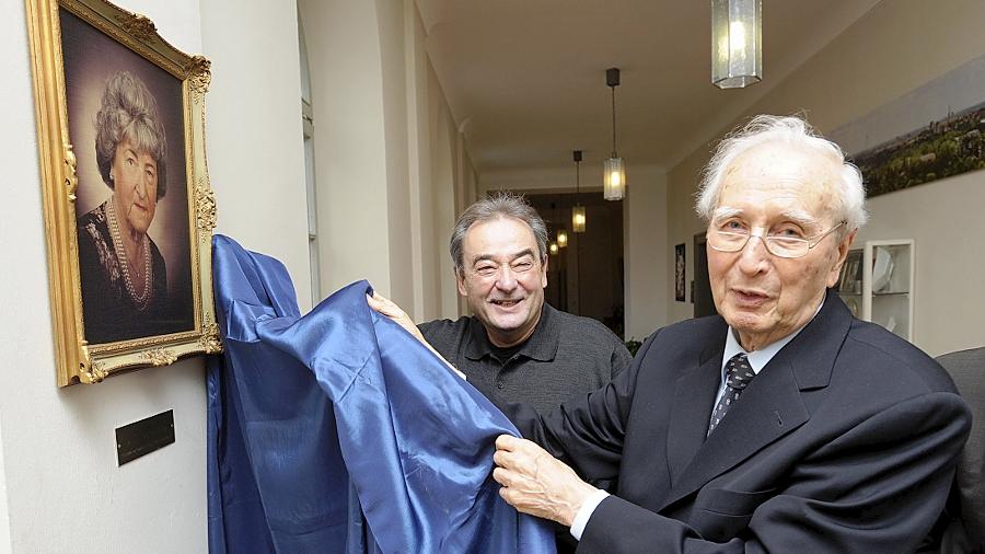 Stiftungsvorstand Hatto Bauer (vorne) enthüllte gemeinsam mit Günter Leupold, dem Neffen des Stifterpaars, im Flur des Fürther Rathauses das Bildnis von Anna Leupold. Stiftungsvorstand Hatto Bauer (vorne) enthüllte gemeinsam mit Günter Leupold, dem Neffen des Stifterpaars, im Flur des Fürther Rathauses das Bildnis von Anna Leupold.