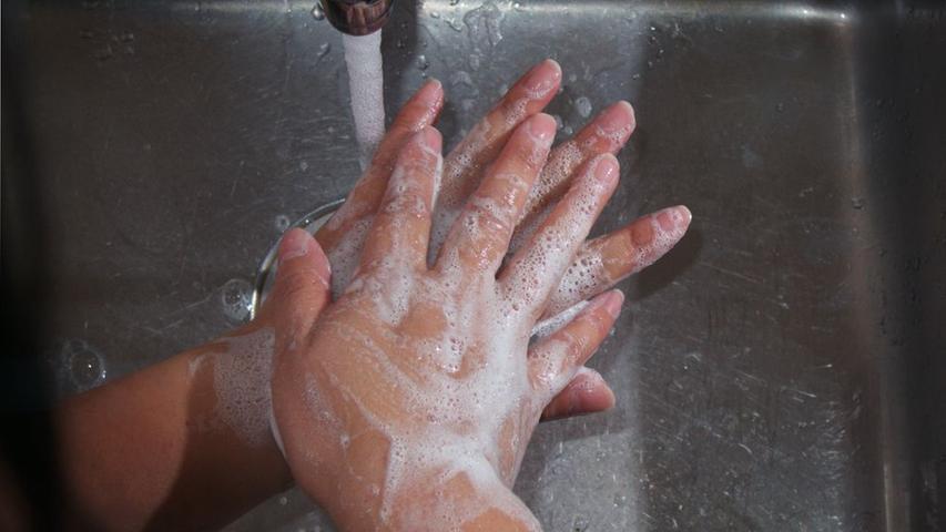 - mit ein paar simplen Tricks können wir es den Viren gar nicht erst so leicht machen. Häufigeres Händewaschen hilft zum Beispiel. Denn...
