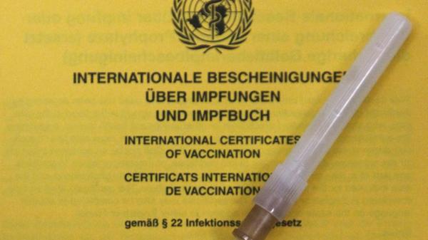 ...zur Impfung. Gerade Senioren, chronisch Kranke, Schwangere und Mitarbeiter in Arztpraxen, Krankenhäusern und Pflegeheimen sollten ernsthaft über den Piekser nachdenken - auch im Hinblick auf mögliche parallel verlaufende Corona-Wellen. Je Mehr Menschen geimpft sind, desto weniger erkranken und desto schlechter kann sich das Virus verbreiten. Doch egal, ob Erkältung oder Grippe...