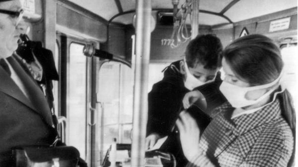 ...überall dort, wo sich viele Menschen mit Husten, Schnupfen und Heiserkeit aufhalten, ist Ansteckung programmiert. Ob der alternative Mundschutz diesen beiden geholfen hat, ist nicht überliefert. Doch das Foto von 1969 zeigt, dass in Straßenbahnen und Omnibussen damals schon fiese Viren und Bakterien ihre Besitzer gewechselt haben.