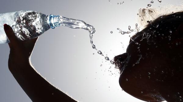 ... nicht nur einmal täglich zum Apfel greift und sich an der frischen Luft aufhält, sondern auch, wer das Trinken nicht vergisst. Allerdings konnten aktuelle Studien nicht beweisen, dass viel auch viel hilft.