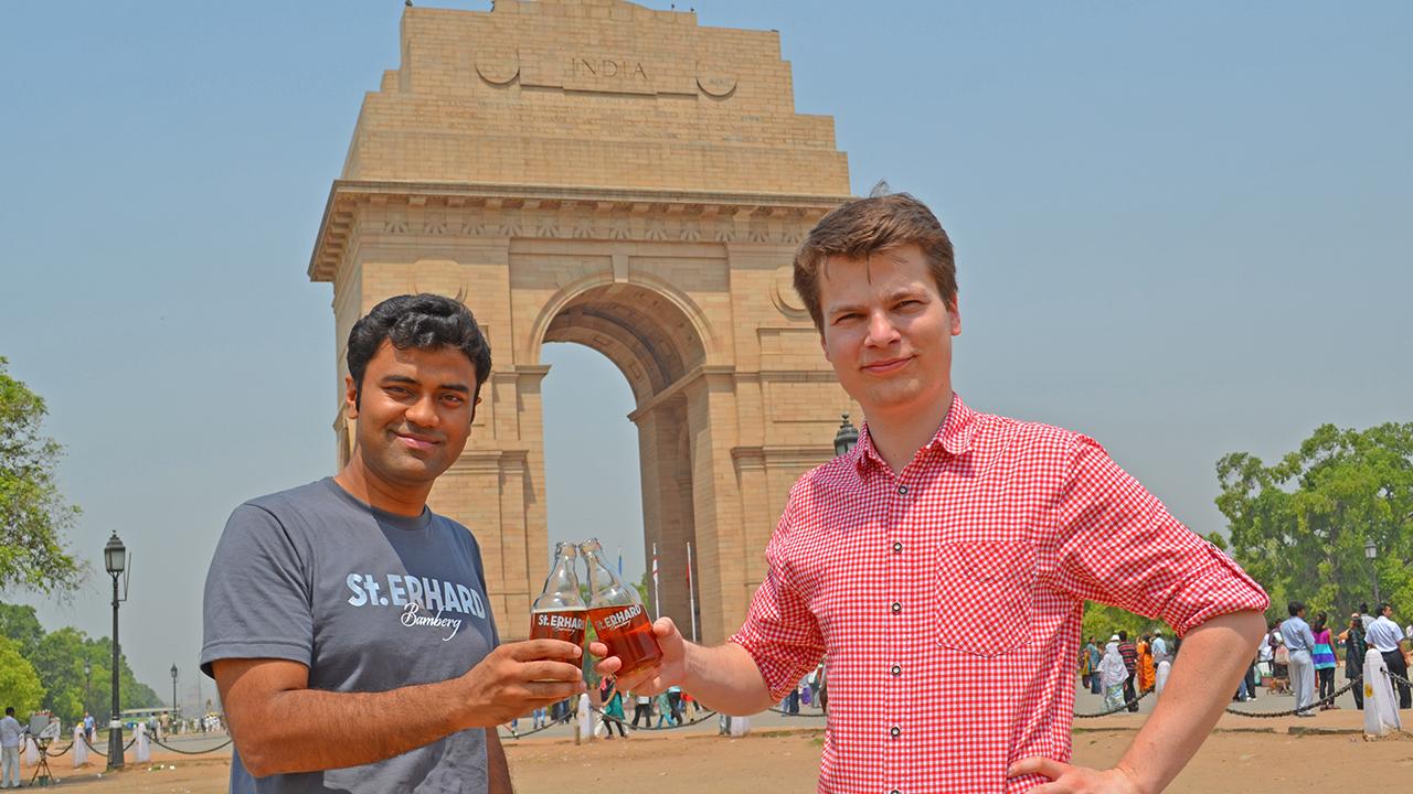 Junger Bamberger bietet Bier in Indien an