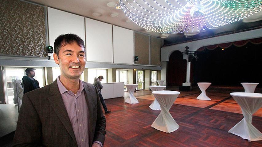 Mitbetreiber Sven Walker präsentiert den großen Saal mit der großen Bühne und der freigelegten Decke im neuen "Parks" am Nürnberger Stadtpark.