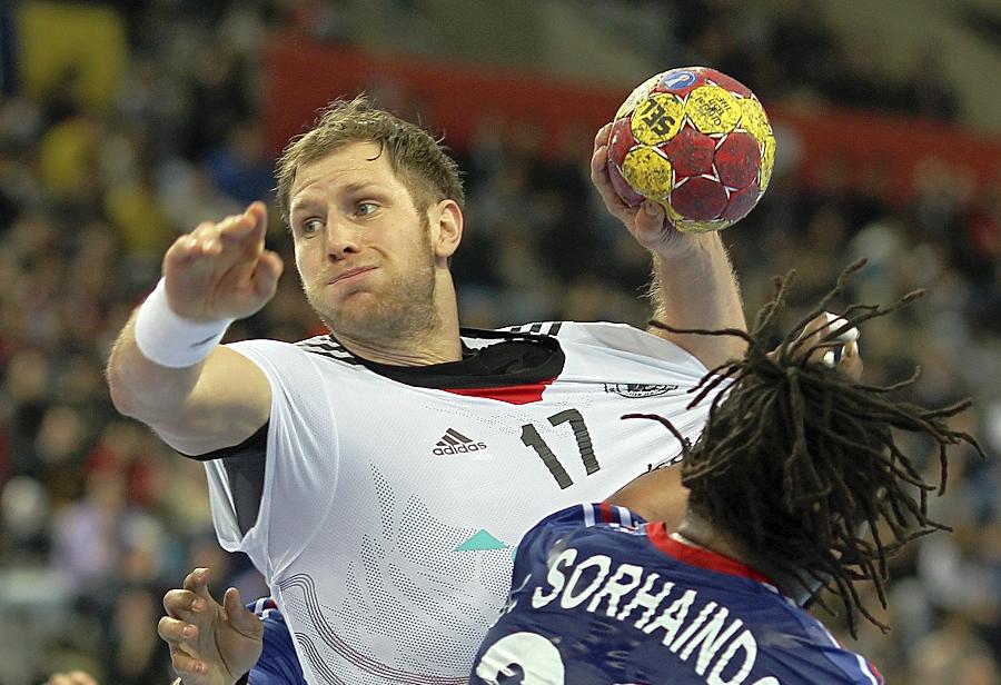 Flink, klug, dynamisch: Steffen Weinhold (hier im Spiel gegen Frankreich) überrascht bei seiner ersten WM-Teilnahme. Flink, klug, dynamisch: Steffen Weinhold (hier im Spiel gegen Frankreich) überrascht bei seiner ersten WM-Teilnahme.