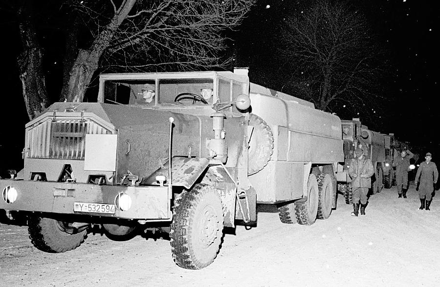 Heizölknappheit sorgte 1963 für Engpässe in fränkischen Schulen und Krankenhäusern Die Bundeswehr holte mit einem Tankwagen-Konvoi damals Öl aus Hamburg, um den argsten Engpässen abzuhelfen. Unter anderem im Einsatz: Ein schwerer FAUN-Tankwagen mit einem luftgekühlten Deutz-Motor. Im Fahrerhaus dürfte es deswegen ordentlich laut gewesen sein.