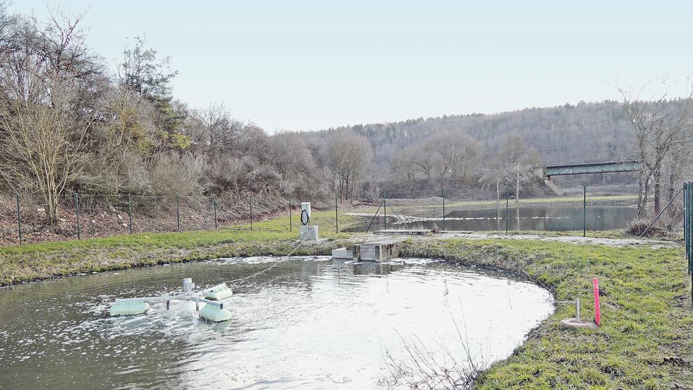 Im Vordergrund ist die neue Belüftungsanlage des ersten Absetzbeckens zu sehen, im Hintergrund die Schotterpackung quer durch das zweite Becken. Im Vordergrund ist die neue Belüftungsanlage des ersten Absetzbeckens zu sehen, im Hintergrund die Schotterpackung quer durch das zweite Becken.