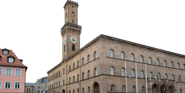 Das Fürther Rathaus ist das höchste Gebäude und Wahrzeichen der Kleeblatt-Stadt. Von 1840 bis 1844 wurde es nach den Plänen von Georg Friedrich Christian Bürklein erbaut. Nach dieser Bauzeit wurde der Trum, der dem Palazzo Vecchio in Florenz nachgeahmt ist, fertiggestellt. Zu besonderen Anlässen, wie der Fürther Michaeliskirchweih, wird der Turm mit Lampen beleuchtet.