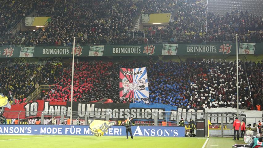Vor der Partie feiern die Club-Fans die Fanfreundschaft mit dem großen Dortmunder Rivalen Schalke 04 mit Luftballons...