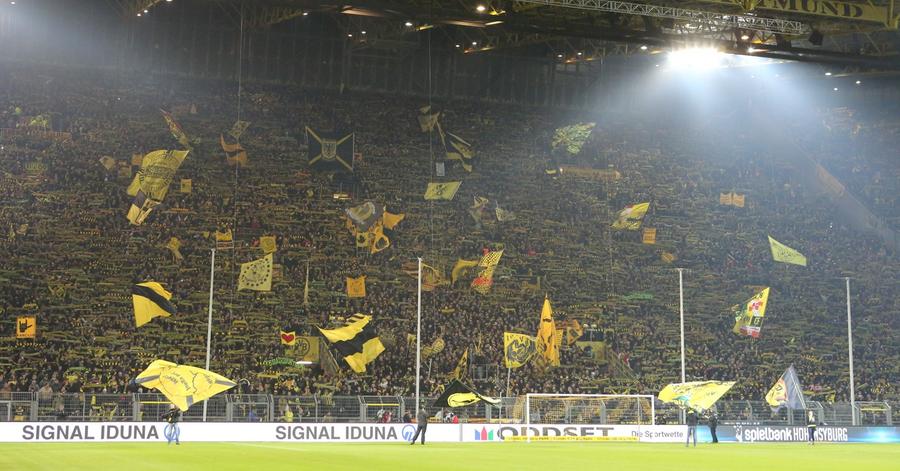 Die Südtribune hat zur Halbzeit gut feiern: Alles sieht nach einem ungefährdeten Sieg von Borussia Dortmund aus.