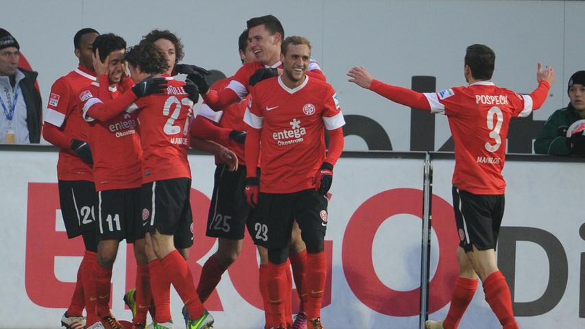 Inmitten der Mainzer Jubeltraube wird der Youngster für seinen ersten Bundesligatreffer gefeiert.
