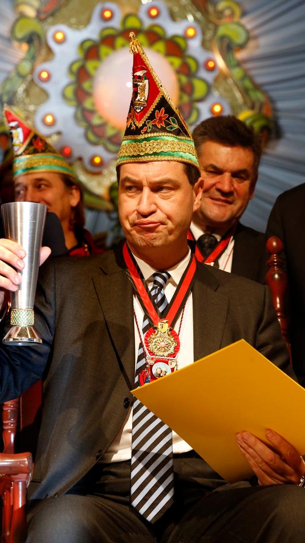 Ein Höhepunkt seiner Narrenkarriere: 2013 wird ihm die Eibanesenperle verliehen. "Ein Sonderorden, der Persönlichkeiten gegeben wird, die sich um das Faschingsbrauchtum verdient gemacht haben oder die Eibanesen kulturell und finanziell fördern." Na denn: Prost!