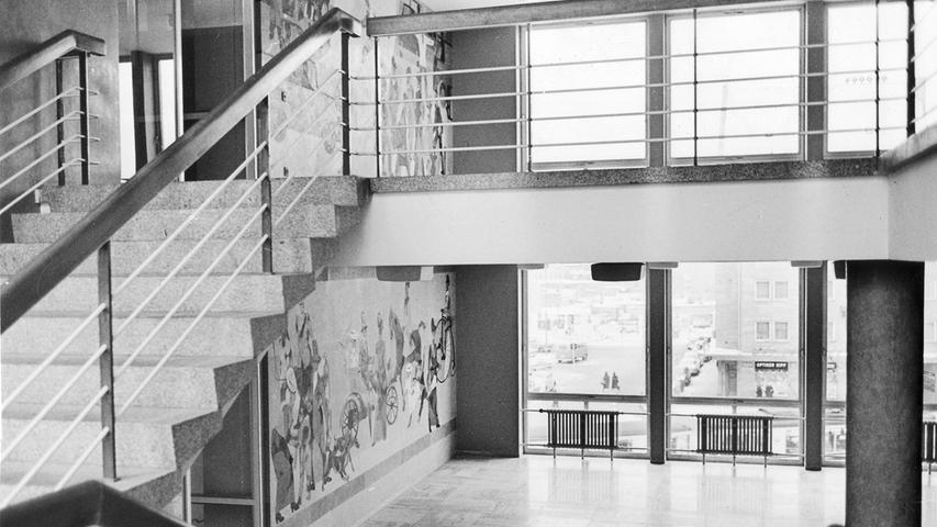 Das Treppenhaus am Haupteingang wirkt durch moderne Schlichtheit und klare Linienführung. (Zum Artikel: "Aufatmen bei der Polizei")