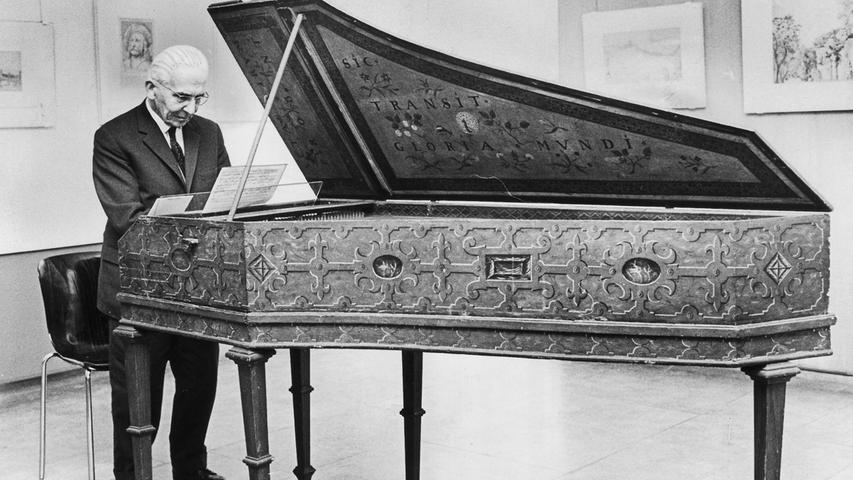 Professor Dr. Rudolf Steglich mit einem Clavichord. (Zum Artikel: "Planmäßige Erweiterung des Museums")