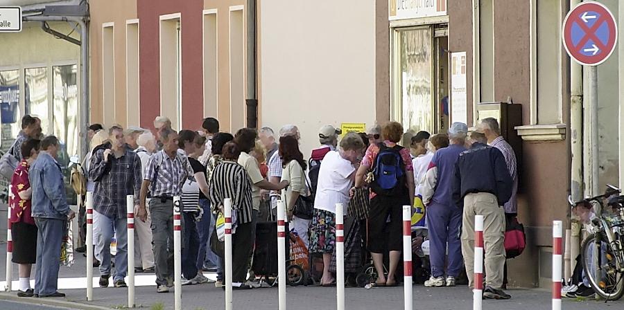 Regelmäßig bilden sich Warteschlangen bei der Tafel: Trotz hohen Wohlstands lässt sich auch in Erlangen feststellen, dass es zunehmend mehr Bedürftige gibt. Regelmäßig bilden sich Warteschlangen bei der Tafel: Trotz hohen Wohlstands lässt sich auch in Erlangen feststellen, dass es zunehmend mehr Bedürftige gibt.
