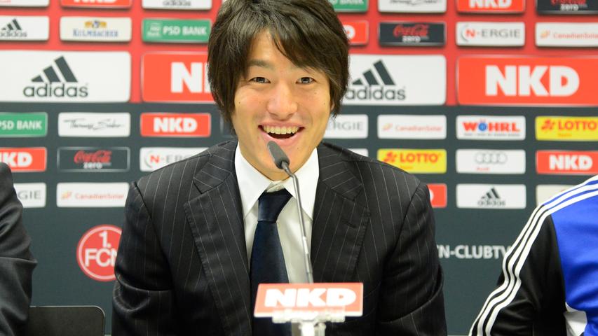 Zur Pressekonferenz im neuen Funktionsgebäude erschien der "Neue" im schwarzen Zwirn - und mit den ersten Sätzen auf Deutsch.  "Guten Tag. Mein Name ist Mu. Ich komme aus Japan. Ich gebe mein Bestes für den Club!"